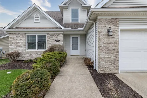 Property Slideshow image 2 of 28 | 501 falling leaf dr, Seven Hills, OH, 44131