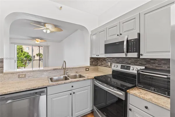 Property Slideshow image 2 of 38 | 7647 southampton ter 314, Tamarac, FL, 33321