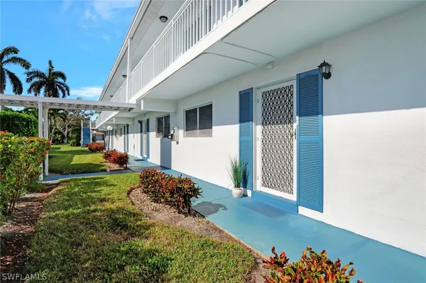 Property Slideshow image 3 of 25 | 750 mooring ln 105, Naples, FL, 34102