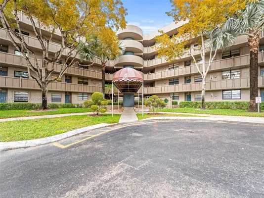 Property Slideshow image 2 of 48 | 901 colony point cir 304, Pembroke Pines, FL, 33026