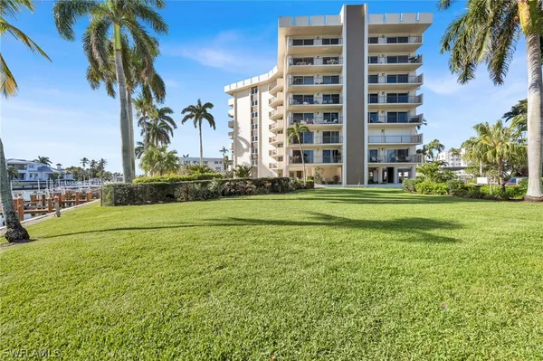 Property Slideshow image 2 of 18 | 2150 gulf shore blvd 609, Naples, FL, 34102