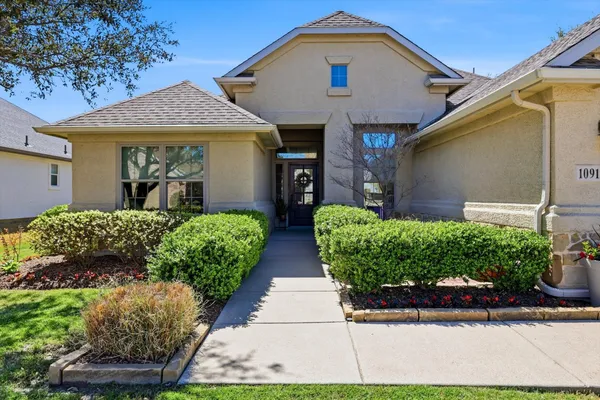 Property Slideshow image 3 of 36 | 10917 southerland dr, Denton, TX, 76207