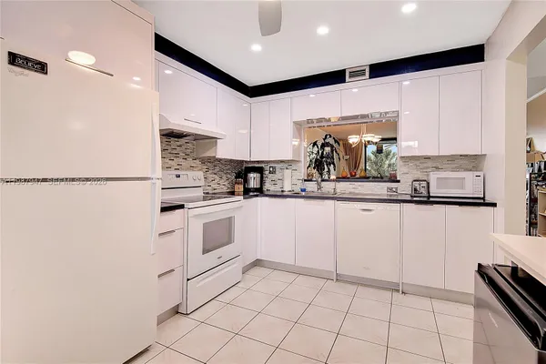 Property Slideshow image 2 of 24 | 1100 colony point cir 302, Pembroke Pines, FL, 33026