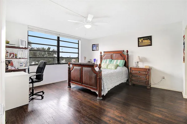 Property Slideshow image 3 of 24 | 1100 colony point cir 302, Pembroke Pines, FL, 33026