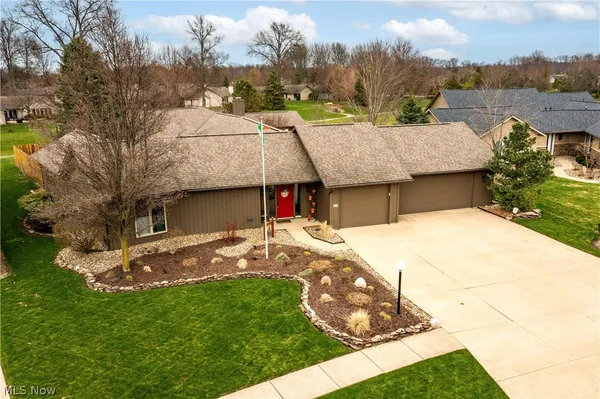 Property Slideshow image 2 of 48 | 33017 hidden hollow ct, North Ridgeville, OH, 44039