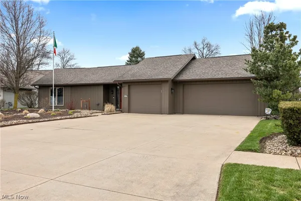 Property Slideshow image 3 of 48 | 33017 hidden hollow ct, North Ridgeville, OH, 44039