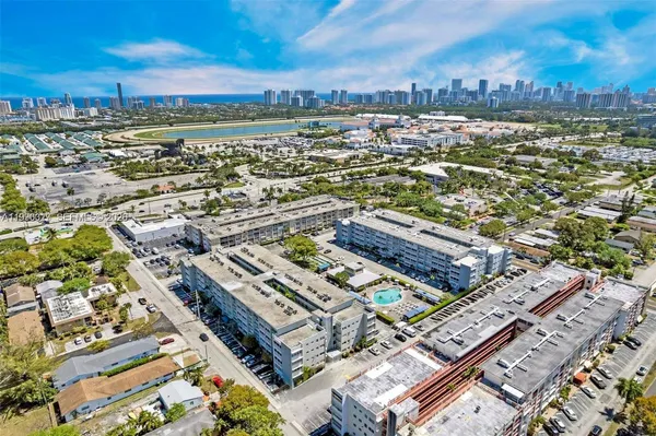 Property Slideshow image 2 of 33 | 330 se 2nd st 101g, Hallandale Beach, FL, 33009