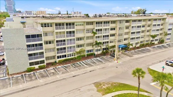 Property Slideshow image 3 of 33 | 330 se 2nd st 101g, Hallandale Beach, FL, 33009