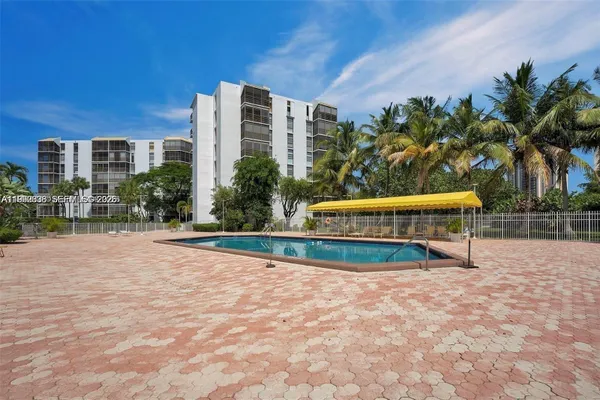 Property Slideshow image 3 of 21 | 20400 w country club dr 812, Aventura, FL, 33180