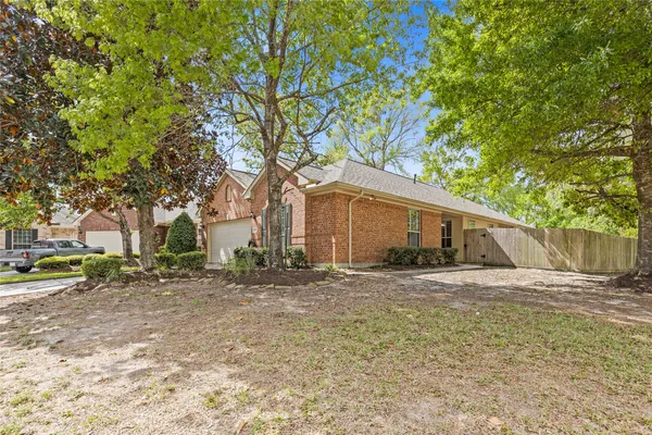 Property Slideshow image 2 of 31 | 15 dardenelle ct, Conroe, TX, 77384