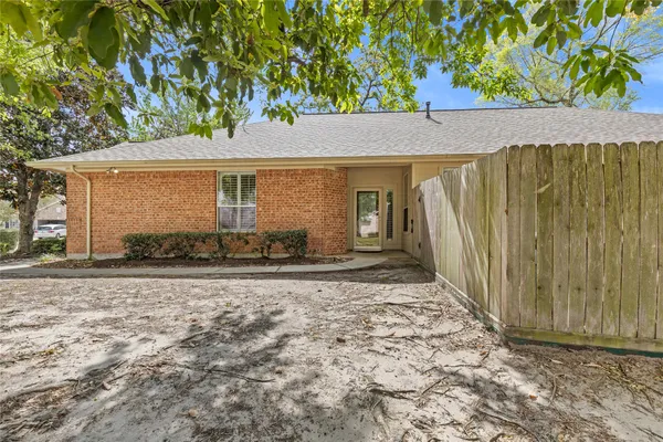 Property Slideshow image 3 of 31 | 15 dardenelle ct, Conroe, TX, 77384