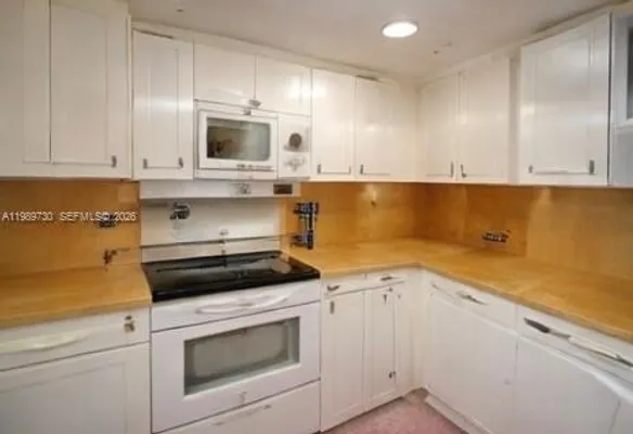 Property Slideshow image 3 of 10 | 3531 inverrary dr 310, Lauderhill, FL, 33319