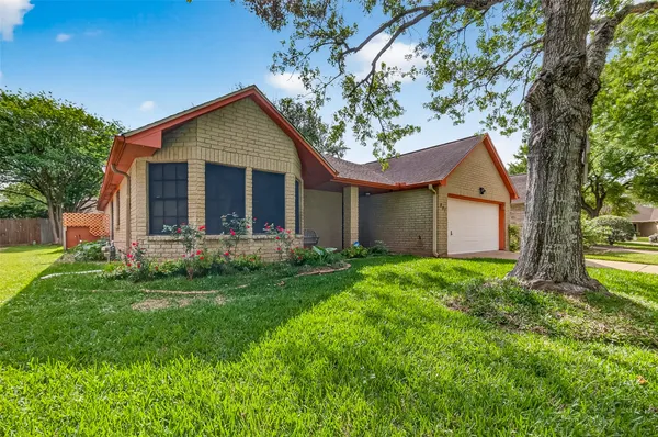 Property Slideshow image 3 of 38 | 807 forest oaks ln, Pearland, TX, 77584