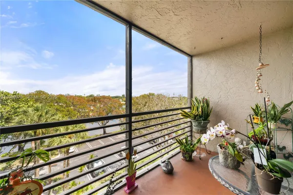 Property Slideshow image 3 of 44 | 901 colony point cir 503, Pembroke Pines, FL, 33026
