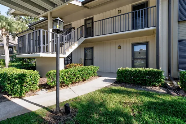 Property Slideshow image 3 of 28 | 31 plantation dr 203, Vero Beach, FL, 32966
