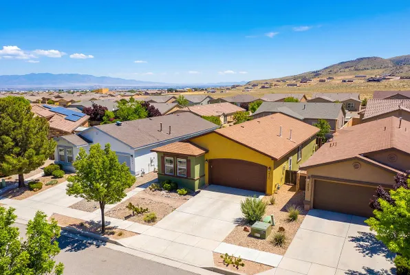 Property Slideshow image 2 of 45 | 470 zuni river cir, Los Lunas, NM, 87031