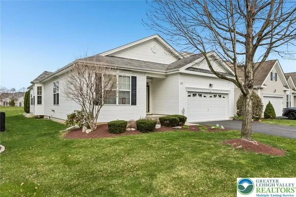 Property Slideshow image 2 of 62 | 2113 kingsview rd, Lower Macungie Twp, PA, 18062