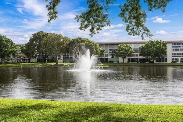 Property Slideshow image 2 of 47 | 2304 lucaya ln g1, Coconut Creek, FL, 33066