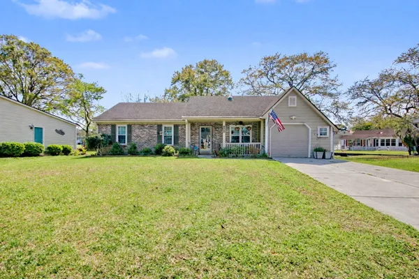 Property Slideshow image 2 of 40 | 607 bluebird ln, Murrells Inlet, SC, 29576