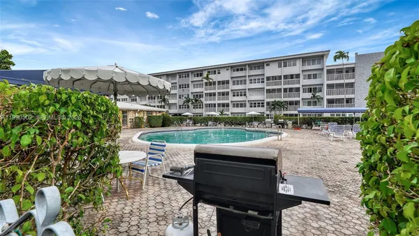 Property Slideshow image 2 of 32 | 329 se 3rd st 502t, Hallandale Beach, FL, 33009