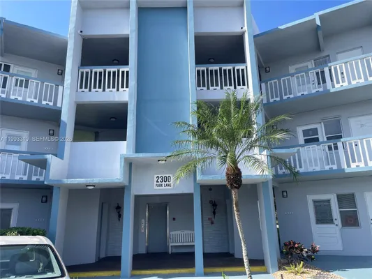 Property Slideshow image 2 of 19 | 2300 park ln 208, Hollywood, FL, 33021