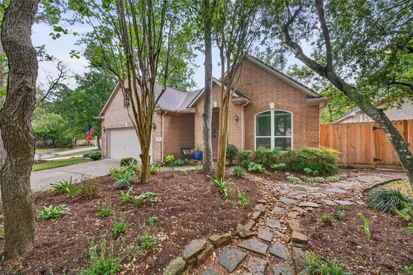 Property Slideshow image 2 of 39 | 70 e northcastle cir, The Woodlands, TX, 77384