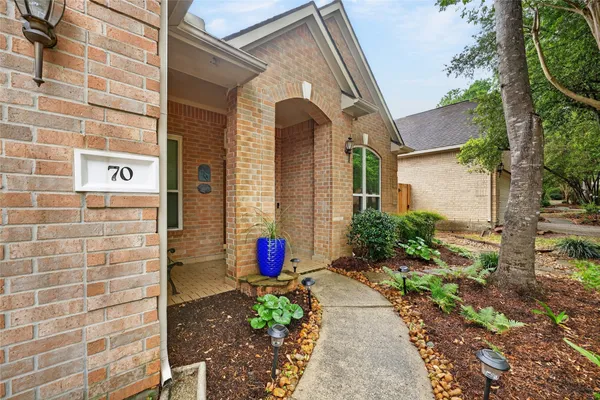 Property Slideshow image 3 of 39 | 70 e northcastle cir, The Woodlands, TX, 77384