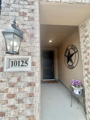 Property Slideshow image 2 of 31 | 10125 obsidian dr, Denton, TX, 76207