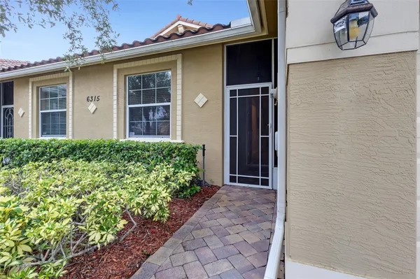 Property Slideshow image 3 of 35 | 6315 oxford cir 103c, Vero Beach, FL, 32966