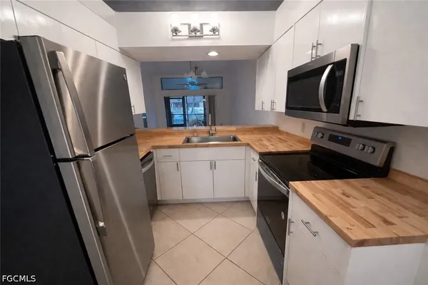 Property Slideshow image 3 of 21 | 11471 caravel cir 3204, Fort Myers, FL, 33908