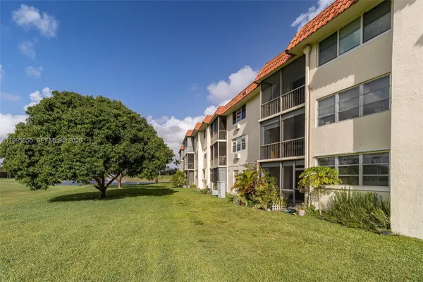 Property Slideshow image 3 of 31 | 9820 s hollybrook lake dr 106, Pembroke Pines, FL, 33025