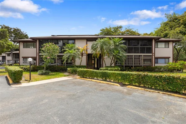 Property Slideshow image 2 of 28 | 9660 s belfort cir 207, Tamarac, FL, 33321