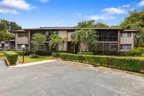 Property Slideshow image 2 of 28 | 9660 s belfort cir 207, Tamarac, FL, 33321