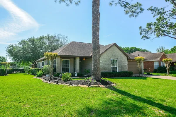 Property Slideshow image 2 of 19 | 703 laurel grove ln, Pearland, TX, 77584