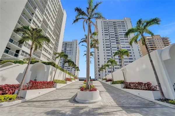 Property Slideshow image 2 of 10 | 1880 s ocean dr ts706, Hallandale Beach, FL, 33009