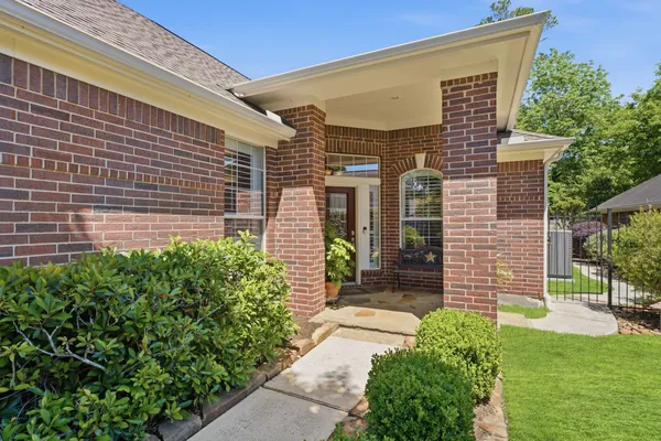 Property Slideshow image 3 of 40 | 99 bagpipe way, Conroe, TX, 77384