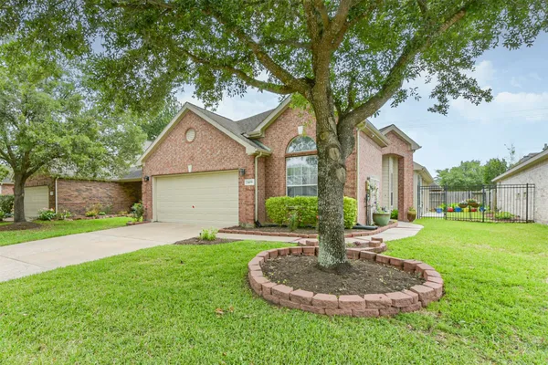 Property Slideshow image 2 of 37 | 2409 ameno dr, Pearland, TX, 77581