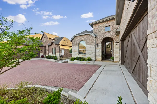 Property Slideshow image 2 of 35 | 4726 prairie crest ln, Arlington, TX, 76005