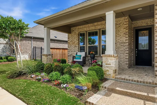 Property Slideshow image 2 of 40 | 4817 beaver creek dr, Arlington, TX, 76005