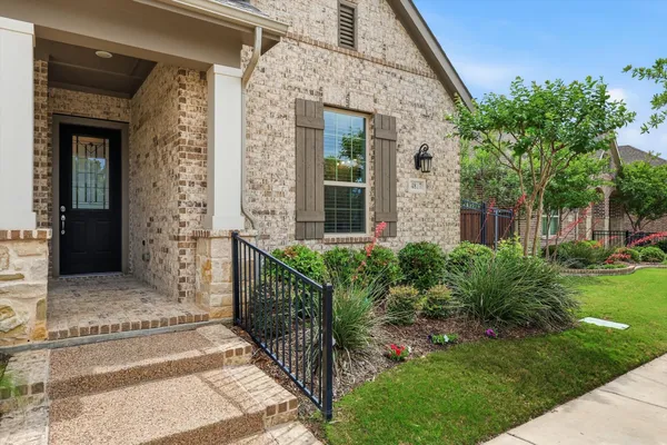 Property Slideshow image 3 of 40 | 4817 beaver creek dr, Arlington, TX, 76005