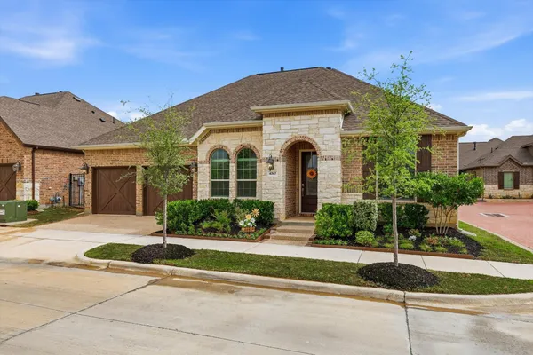 Property Slideshow image 2 of 40 | 4747 kings garden pkwy, Arlington, TX, 76005