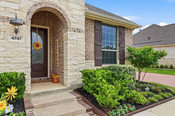 Property Slideshow image 3 of 40 | 4747 kings garden pkwy, Arlington, TX, 76005