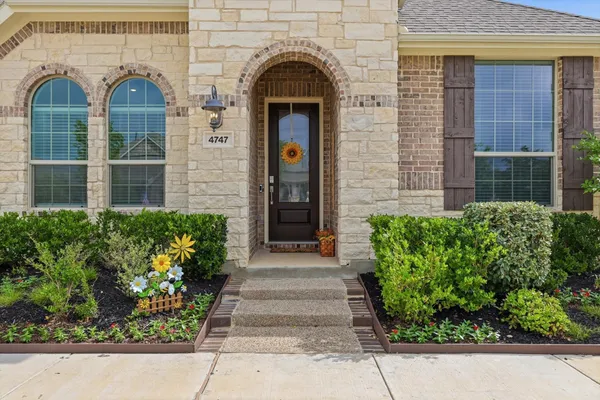 Property Slideshow image 3 of 39 | 4747 kings garden pkwy, Arlington, TX, 76005
