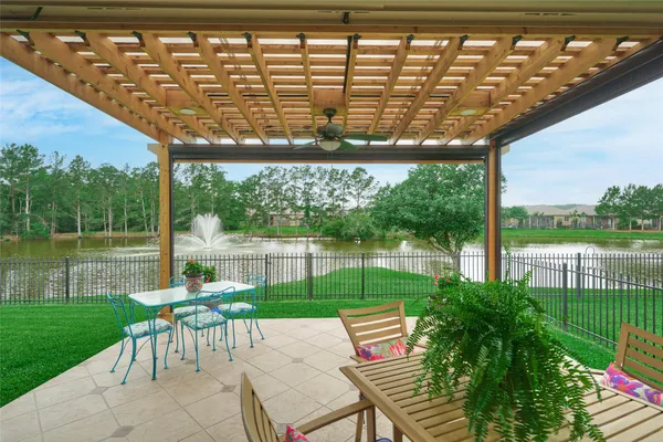 Property Slideshow image 2 of 40 | 211 arabian dr, Spring, TX, 77382