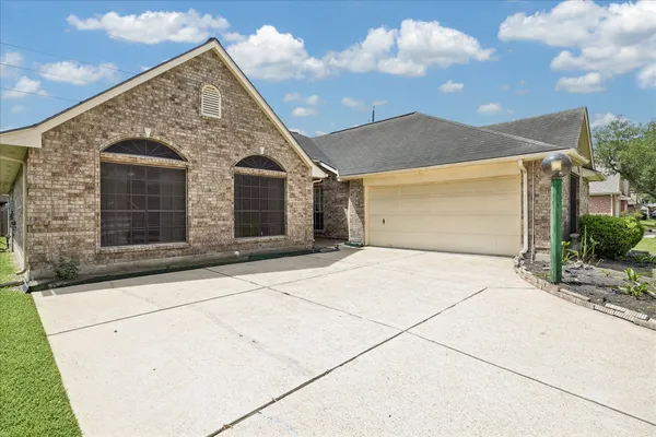 Property Slideshow image 2 of 30 | 2726 n larkspur cir, Pearland, TX, 77584