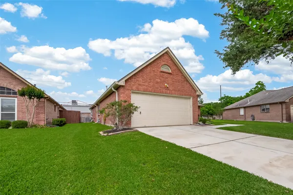 Property Slideshow image 2 of 40 | 602 w larkspur cir, Pearland, TX, 77584