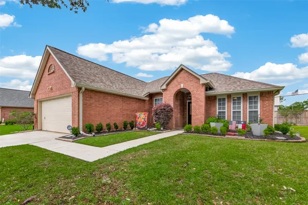Property Slideshow image 3 of 40 | 602 w larkspur cir, Pearland, TX, 77584