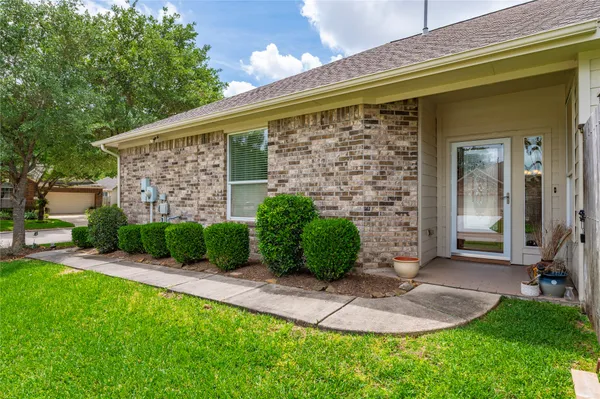 Property Slideshow image 2 of 32 | 1201 n riviera cir, Pearland, TX, 77581