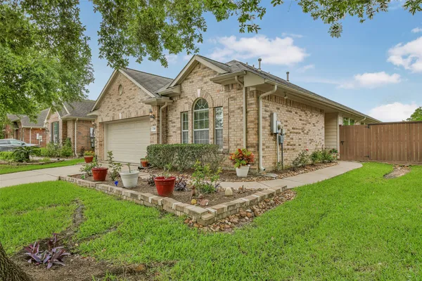 Property Slideshow image 2 of 25 | 2310 messina dr, Pearland, TX, 77581