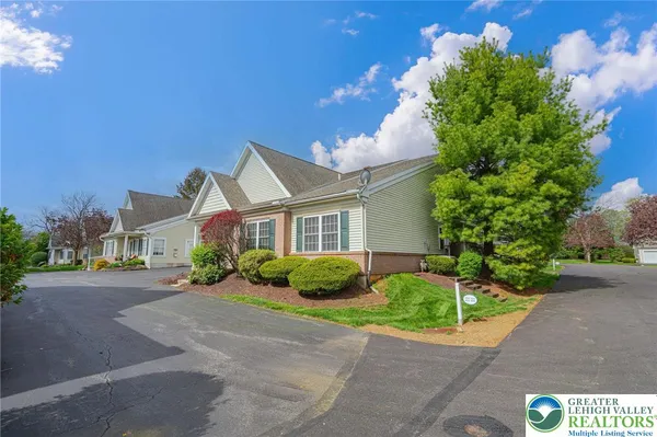 Property Slideshow image 2 of 29 | 4706 horseshoe trl, Lower Macungie Twp, PA, 18062